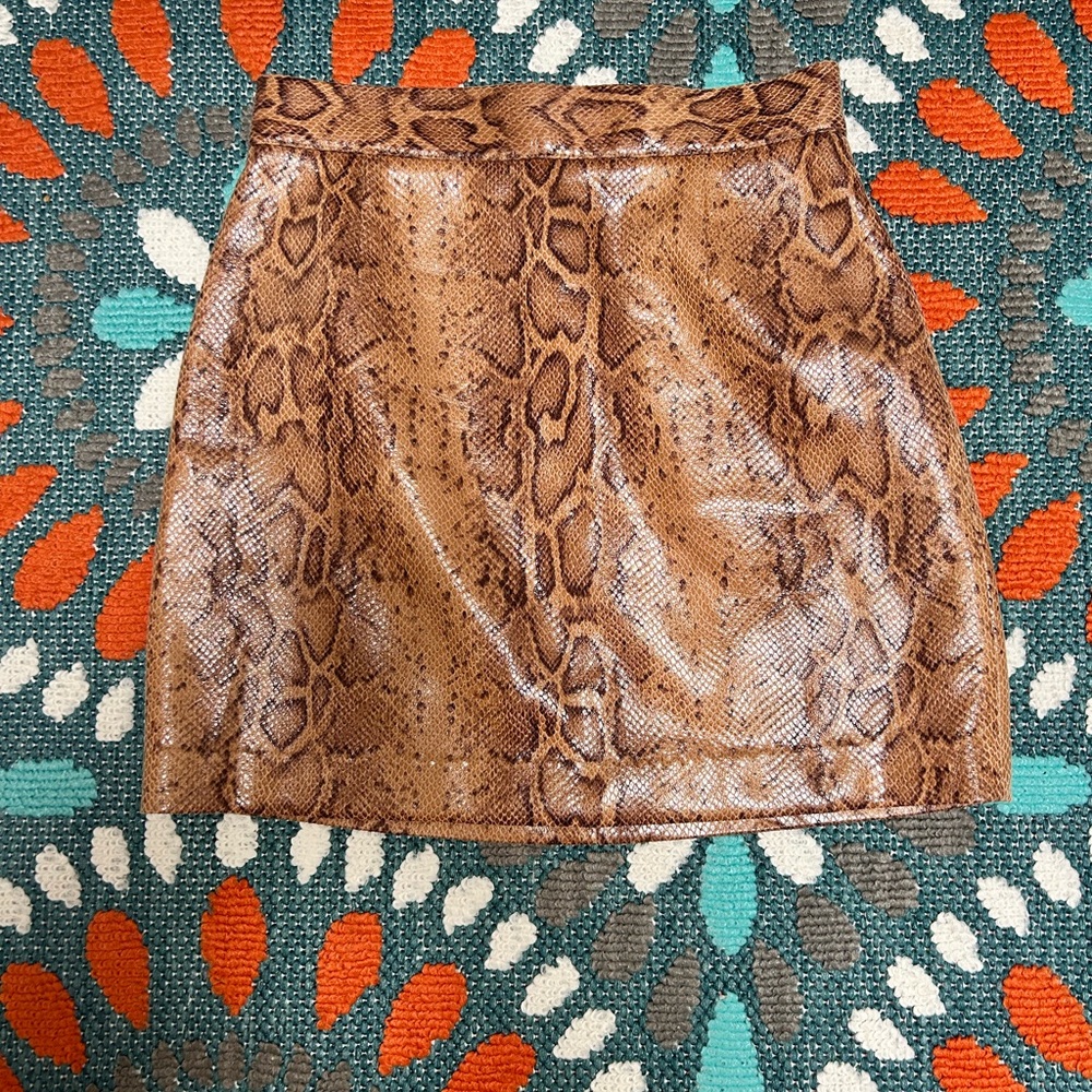 BB Dakota Size 0 fake snake skin patterned mini skirt with hidden zipper